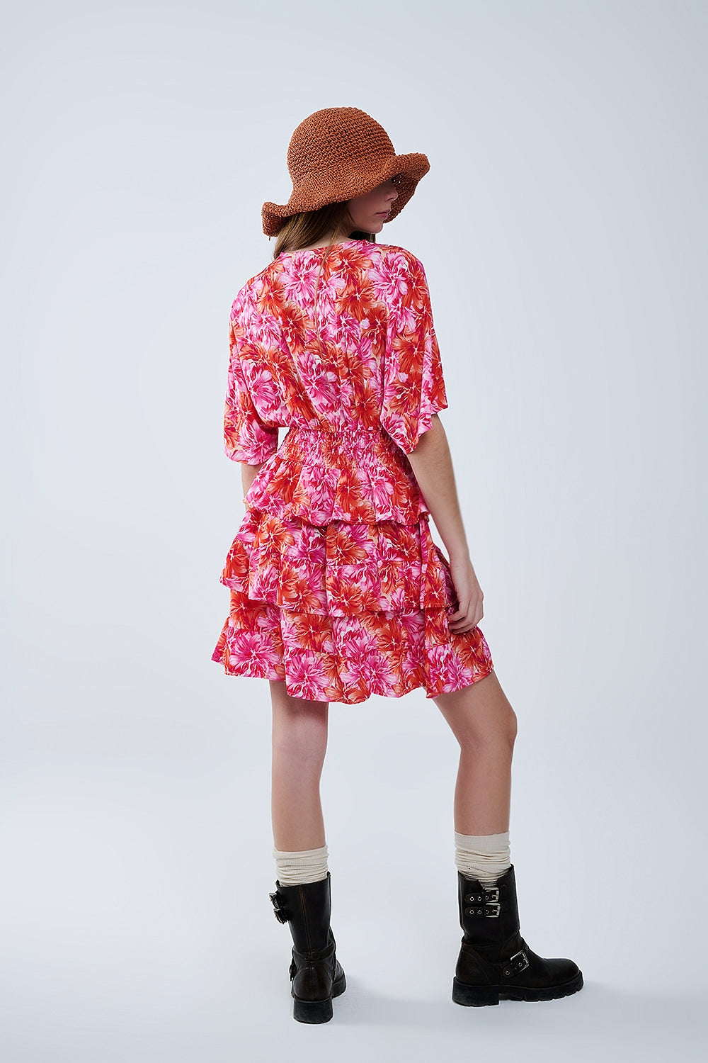 Vestido estampado floral com tons rosa, laranja e vermelho