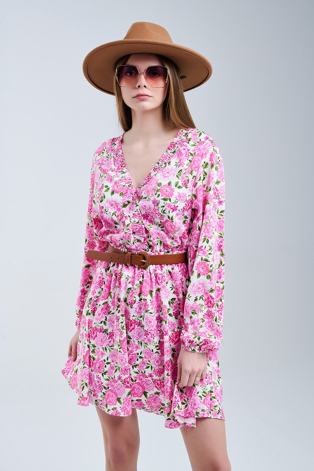 Vestido floral com decote em V, flores cor-de-rosa e detalhes em verde