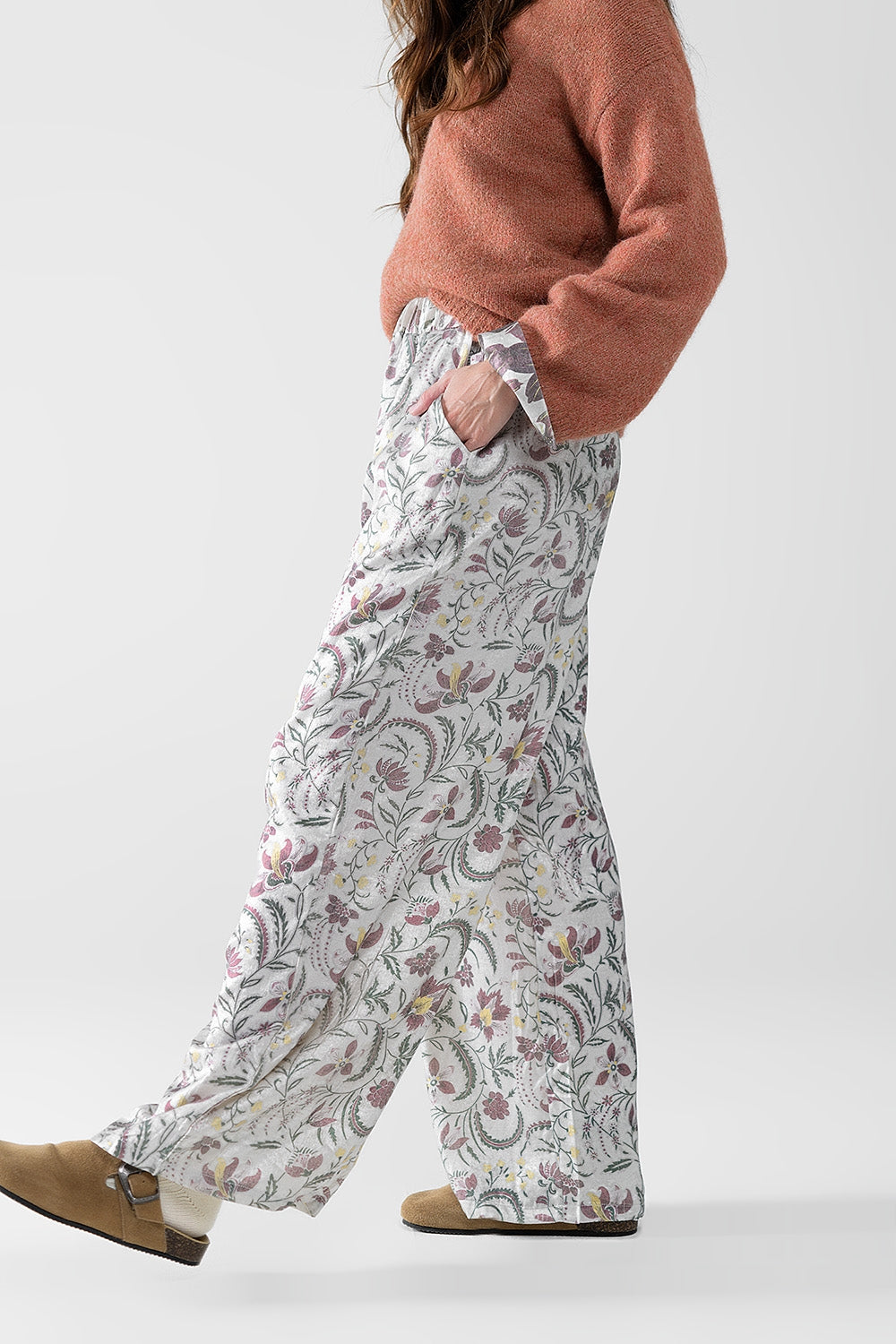 grijze satijnen broek met bloemenprint