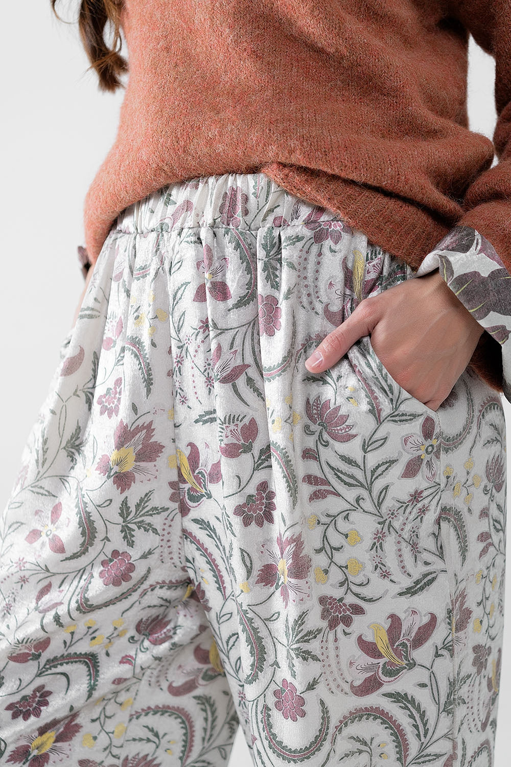 grijze satijnen broek met bloemenprint