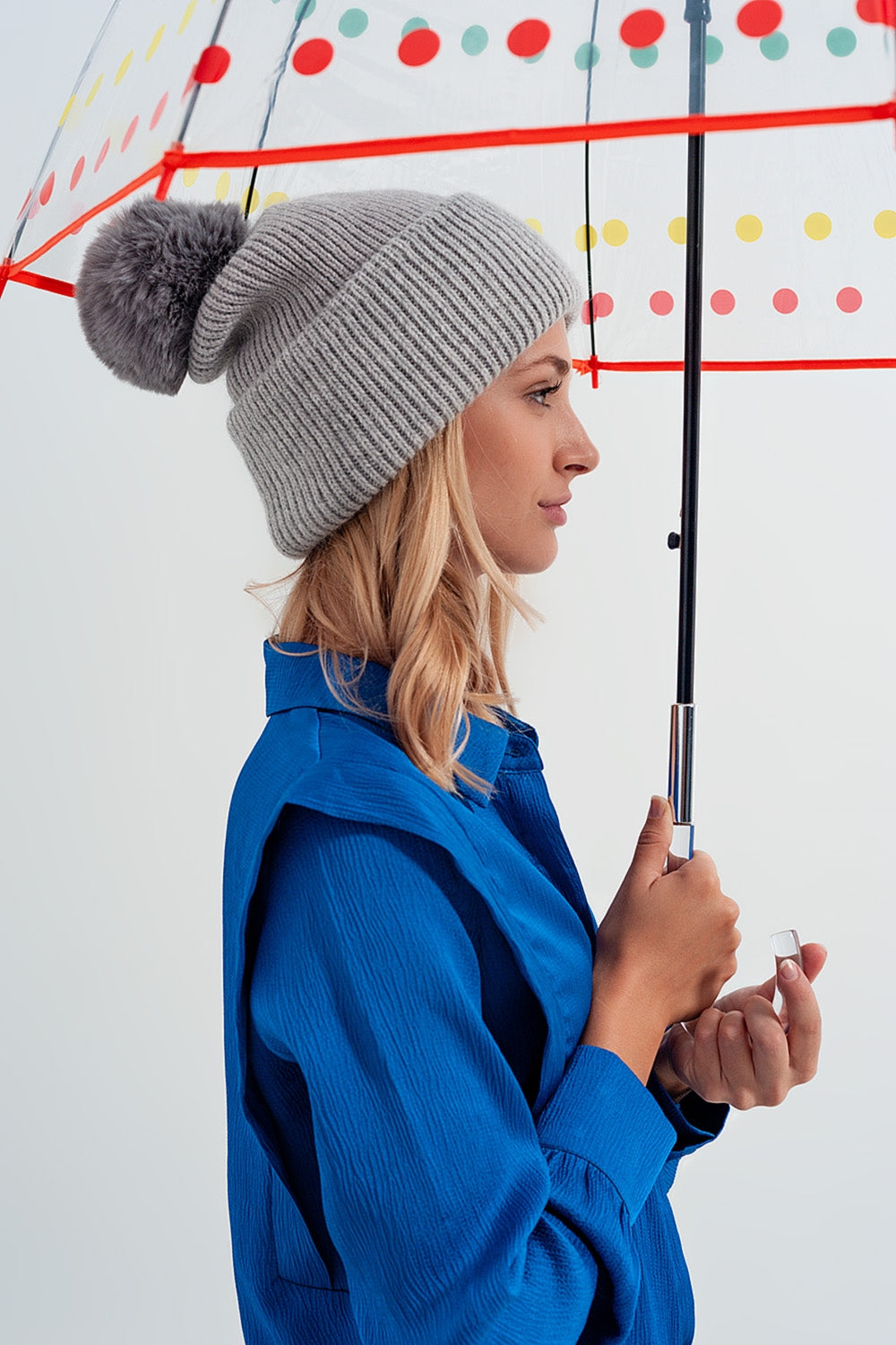 Grijze gebreide muts met pompon