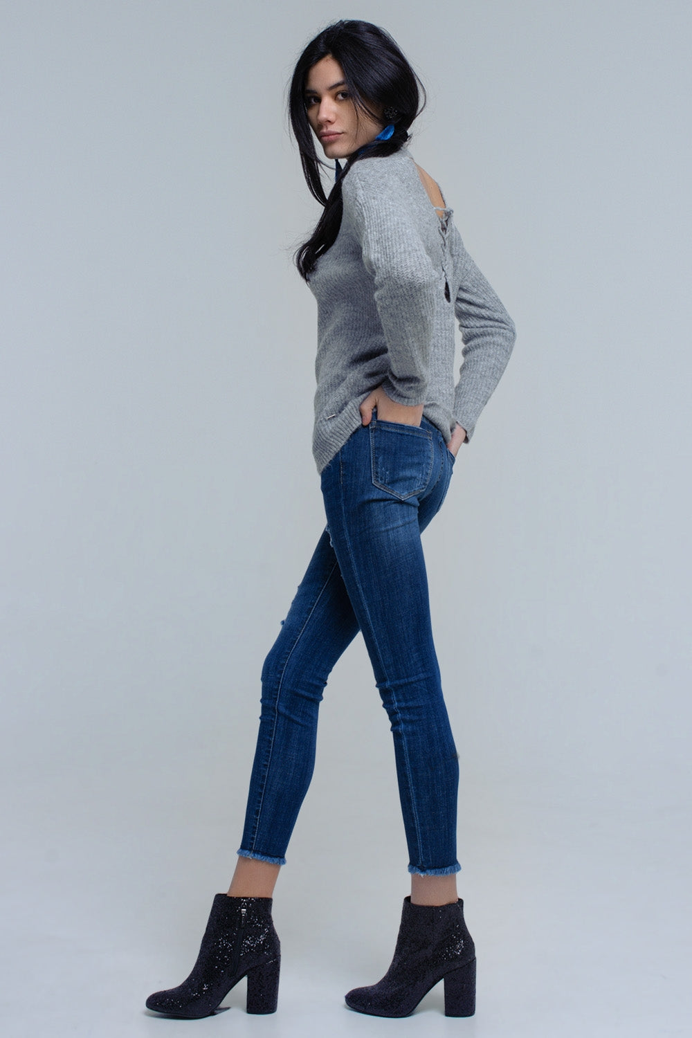 Grijze gebreide trui met striksluiting