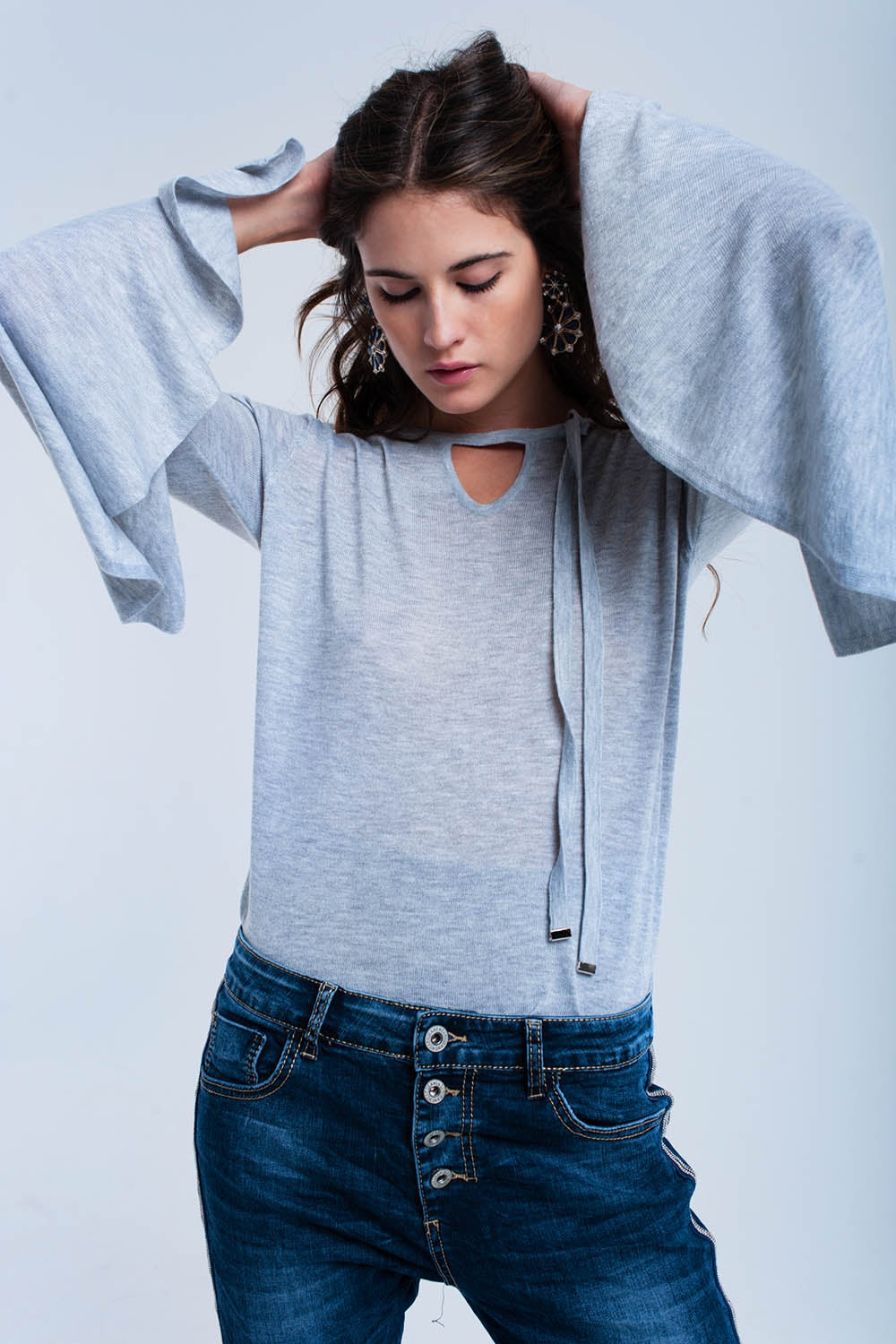 Camisola cinzenta com mangas sino