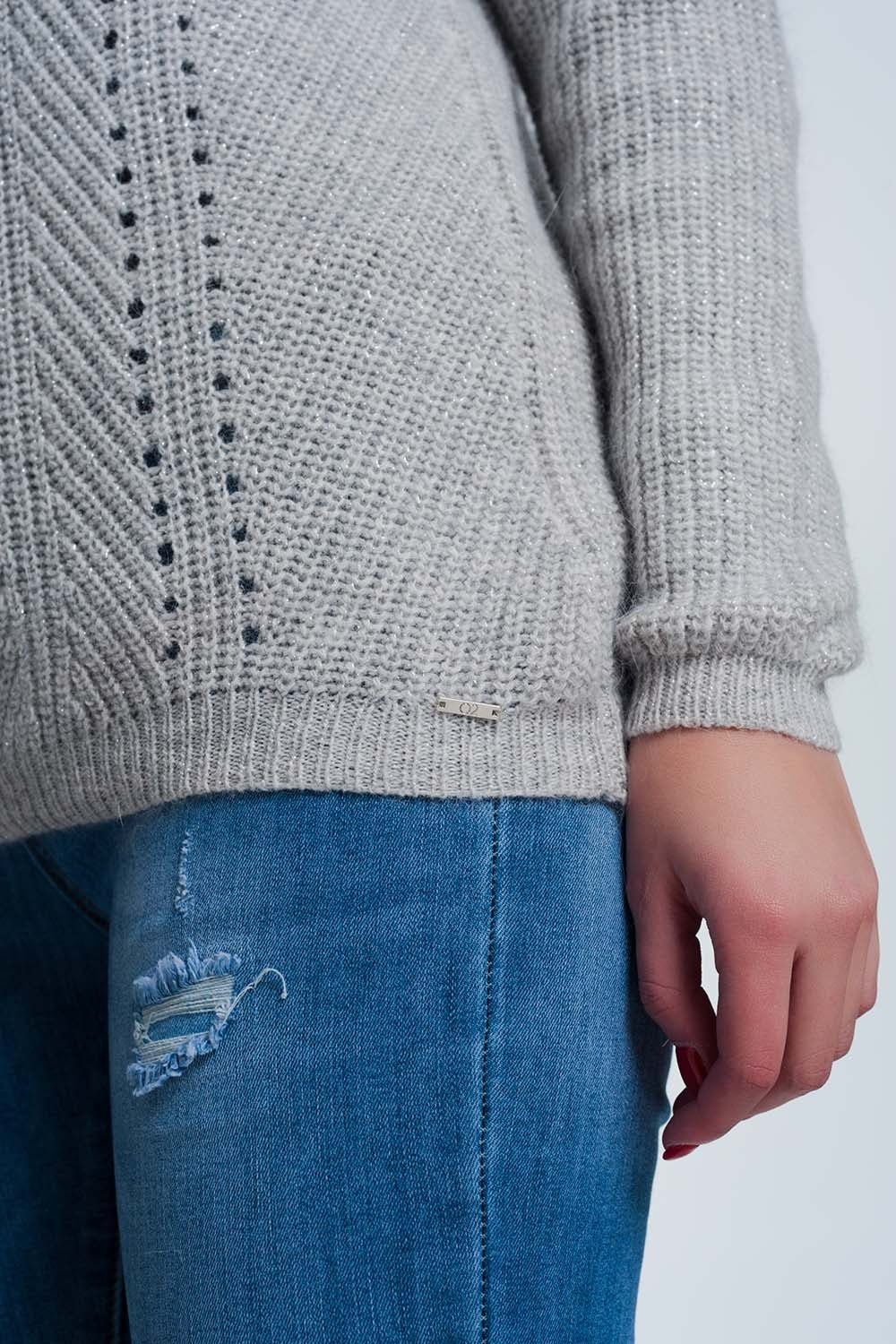 Camisola cinzenta com detalhe de riscas em tricô