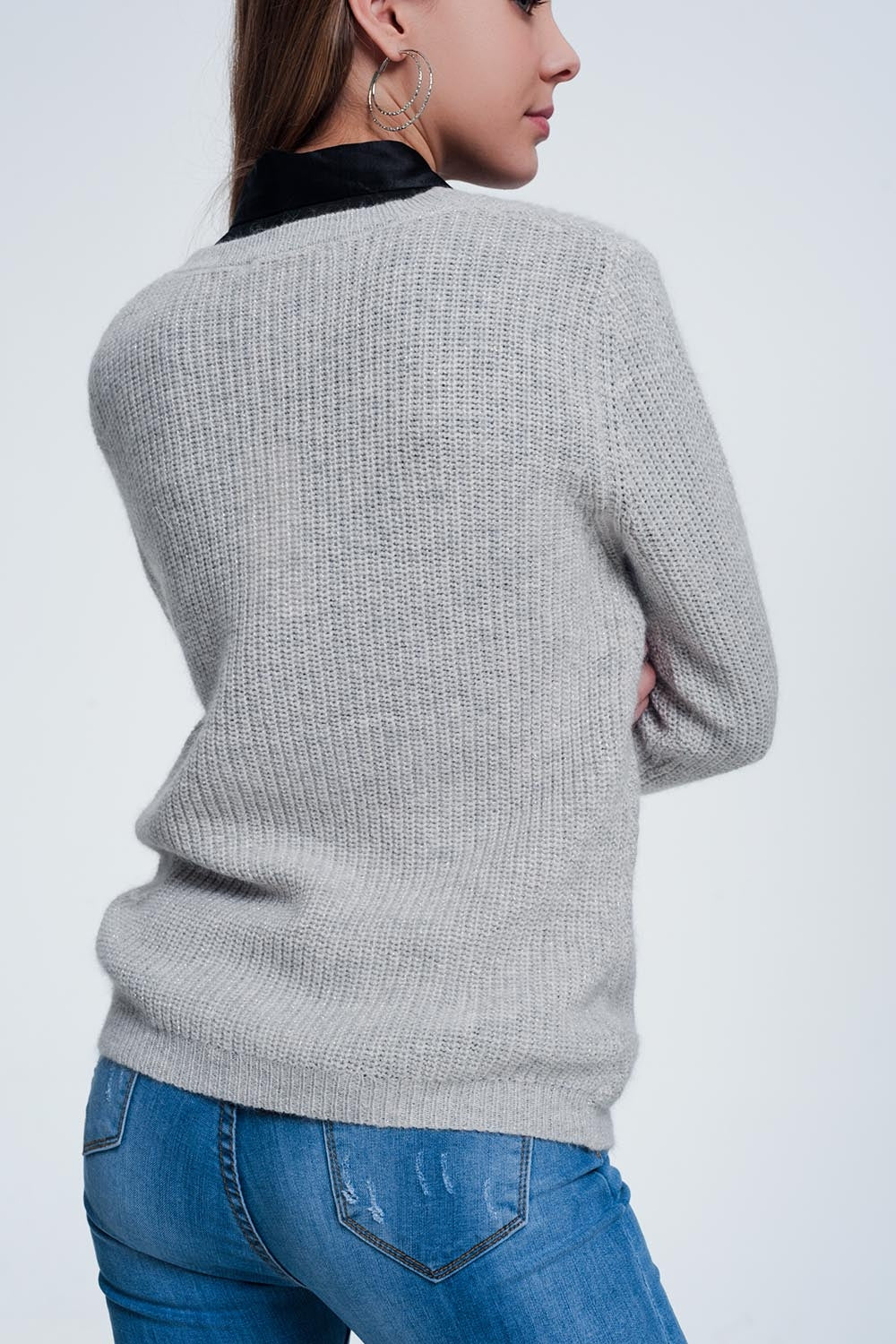 Camisola cinzenta com detalhe de riscas em tricô