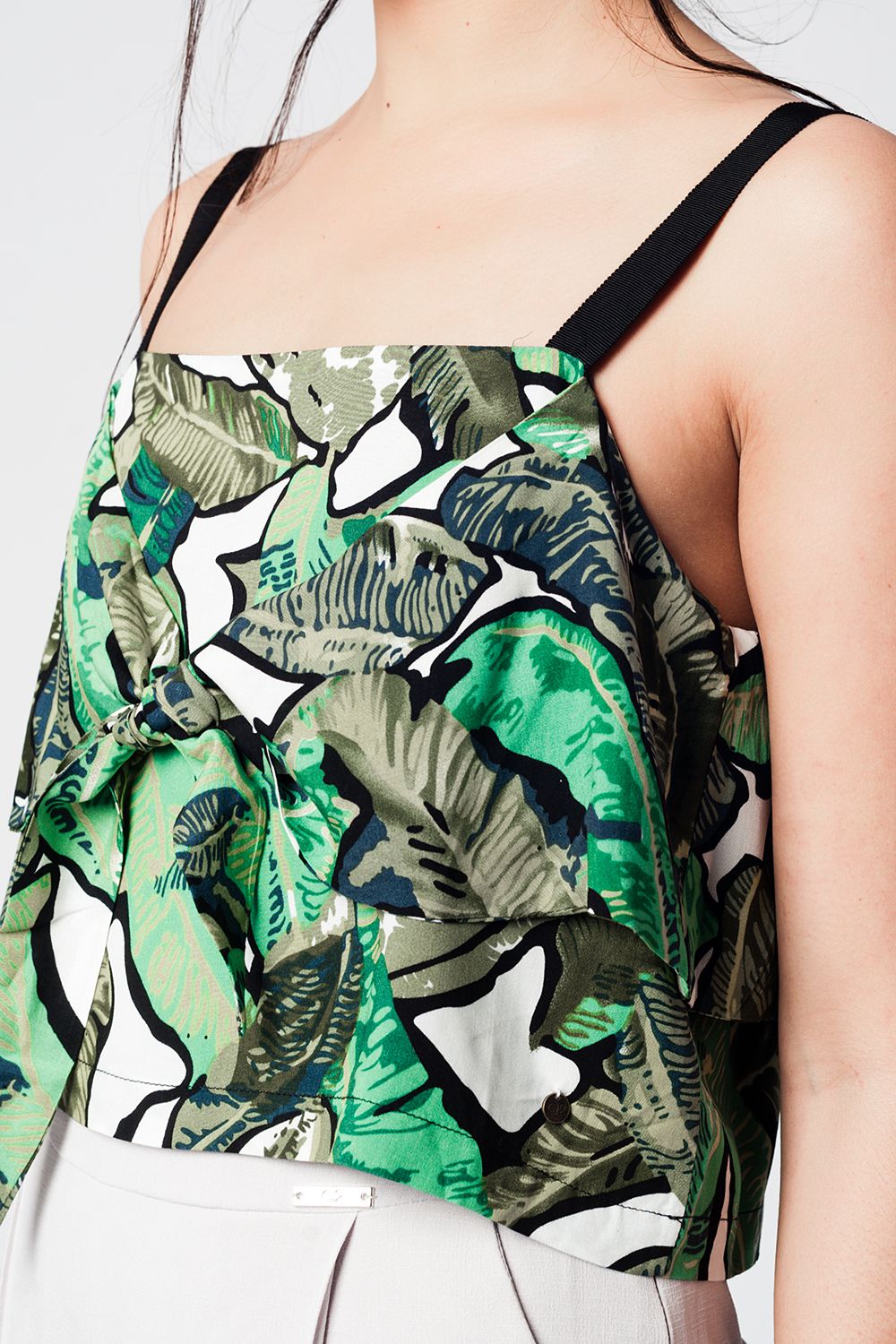 Top curto verde com estampado de folhas