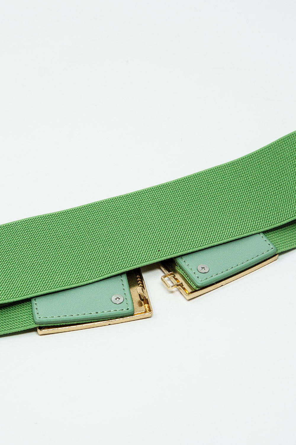 Groene elastische riem met vierkante gemarmerde gespen en gouden details