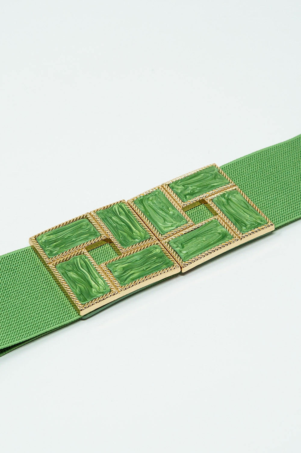 Groene elastische riem met vierkante gemarmerde gespen en gouden details