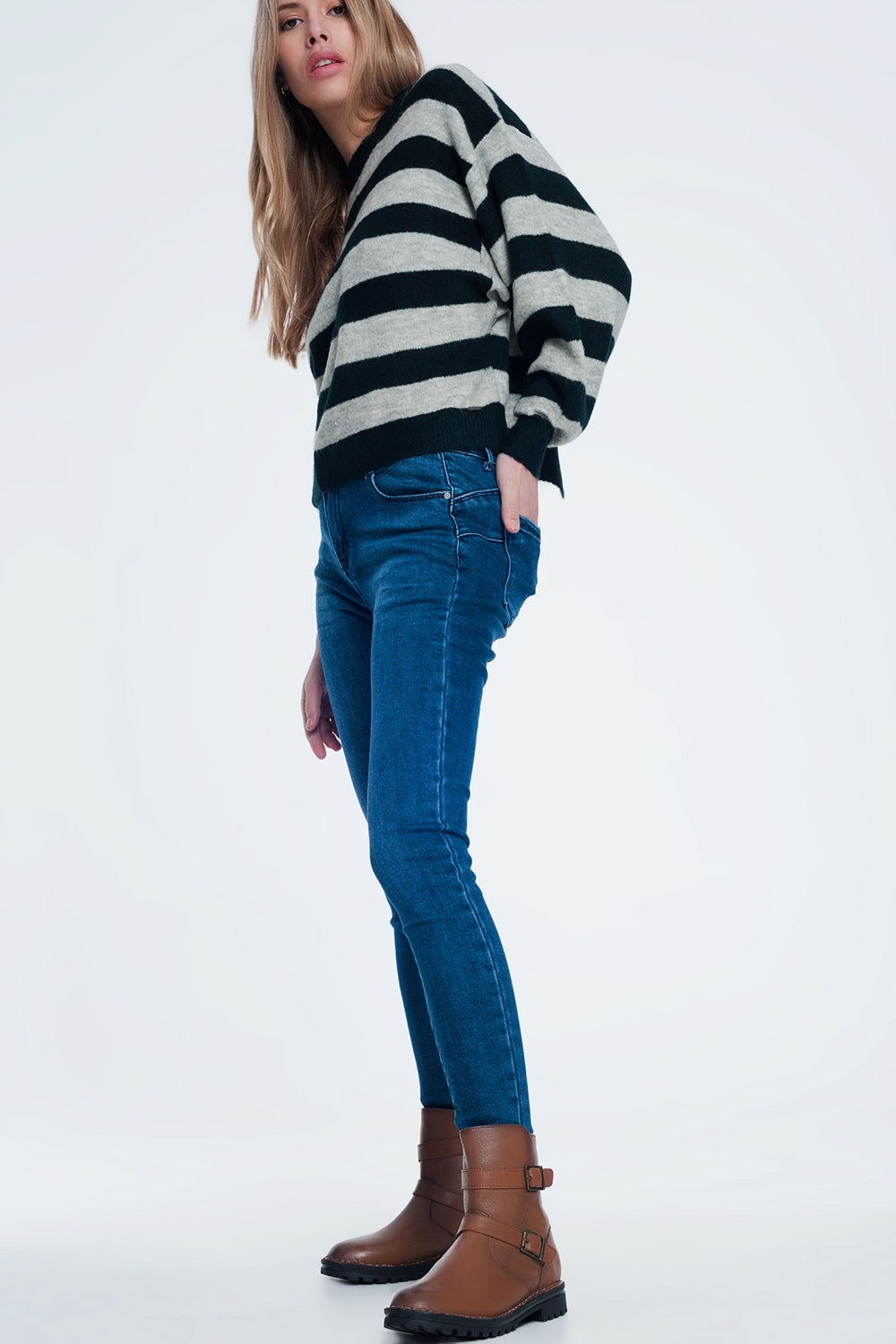 Camisola de malha verde com riscas cinzentas