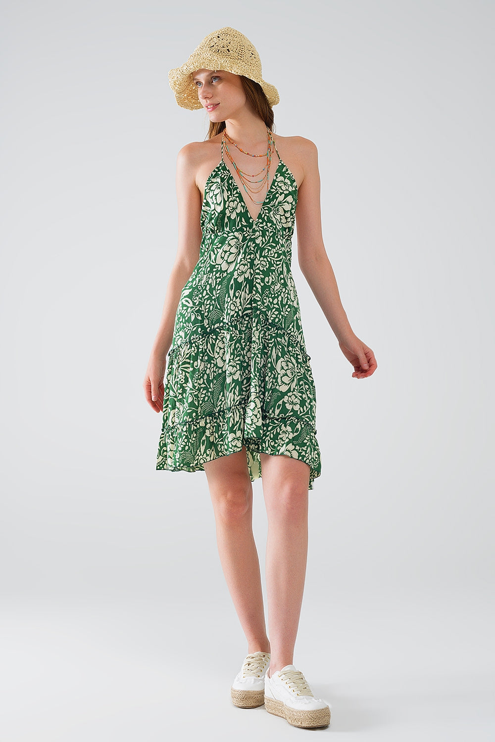 Vestido curto verde estilo boho com estampado floral em cetim