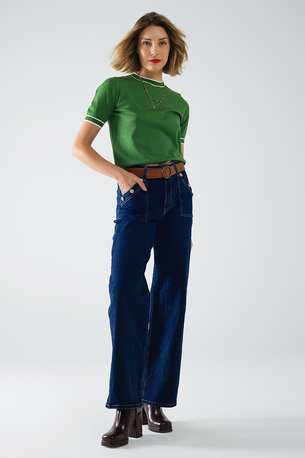 Groene trui met korte mouwen en witte lijndetails