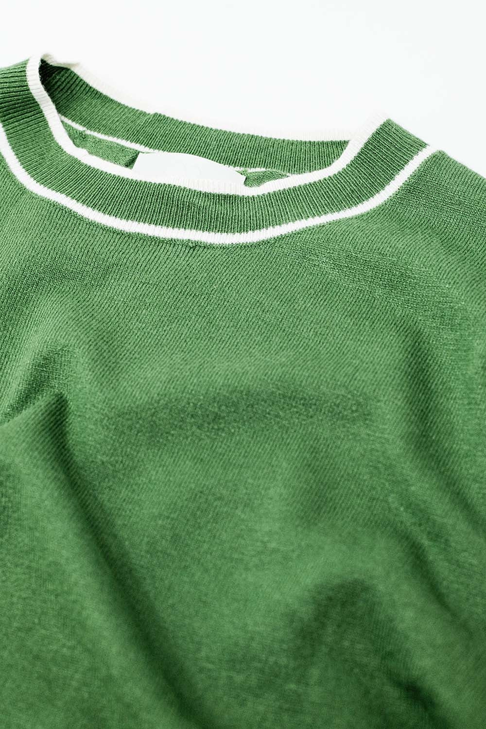 Groene trui met korte mouwen en witte lijndetails