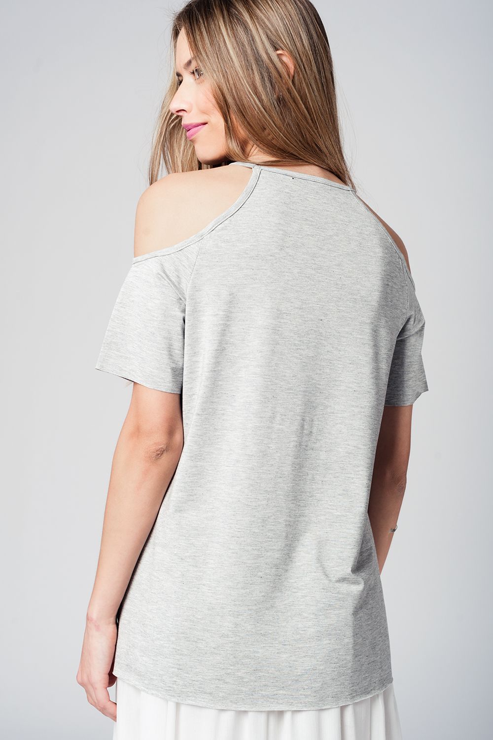 Blusa cinzenta com ombros descobertos