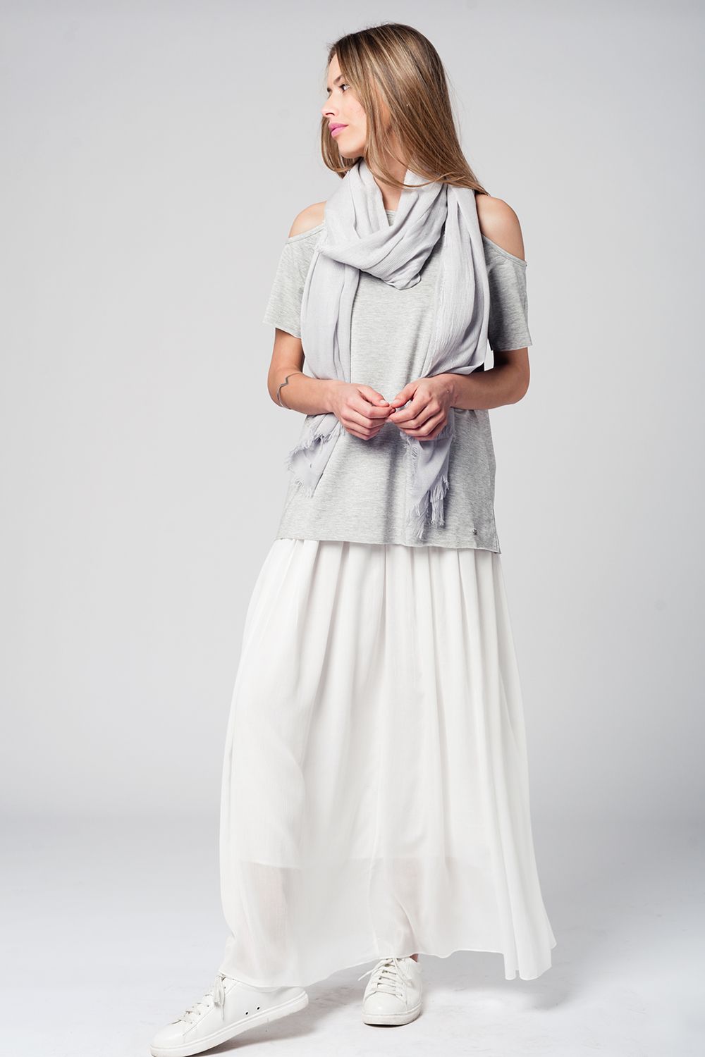 Blusa cinzenta com ombros descobertos