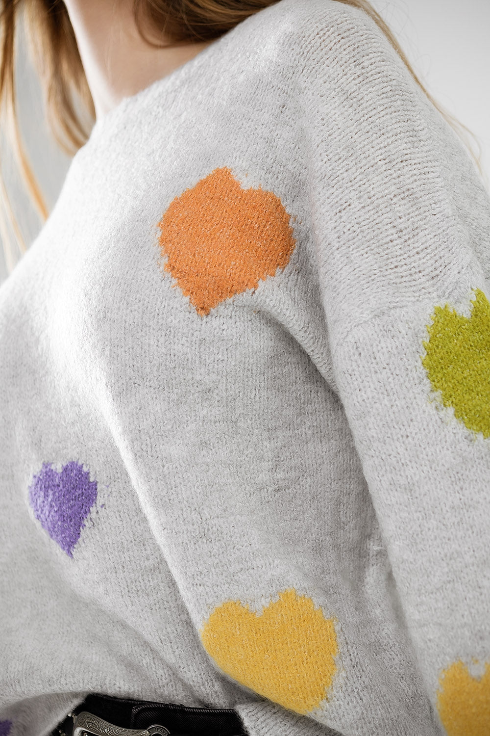 Grijze trui met boothals en hartjesprint