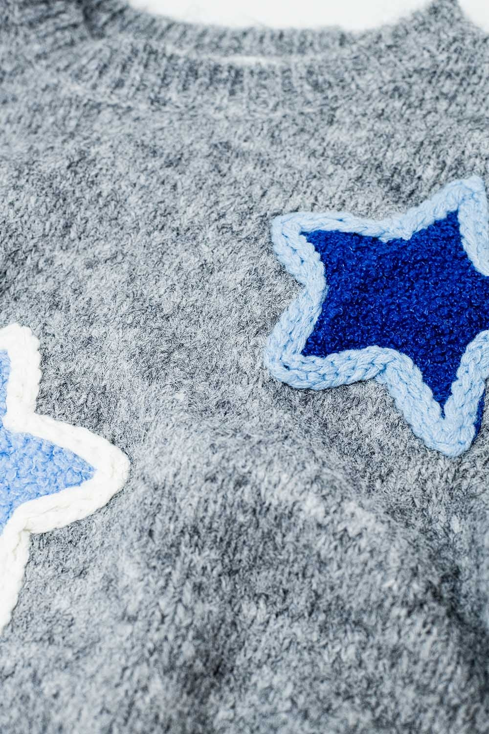 grijze trui met geborduurde sterren
