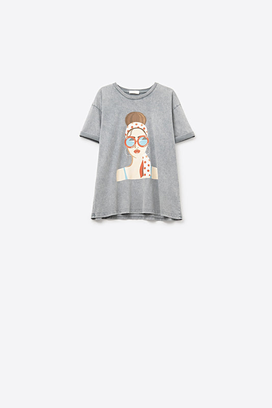 Q2 grey T-shirt made in Italy with a vintage girl graphic