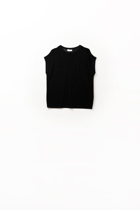 Q2 grid knit sweater in black color