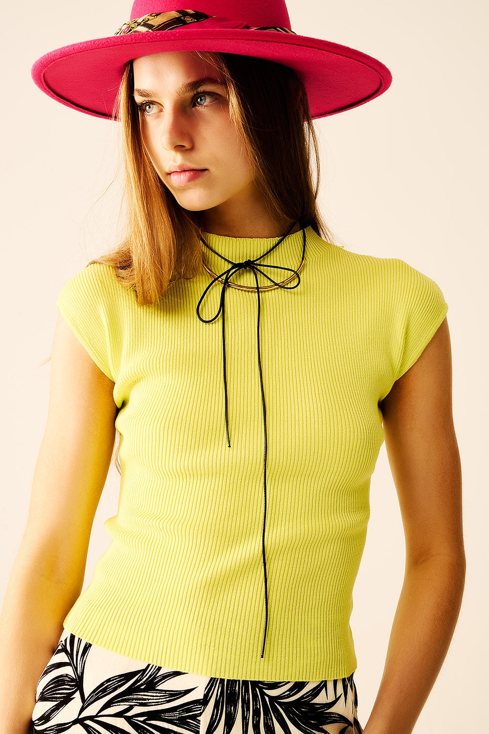 Top met hoge hals en kapmouwen in limoengroen