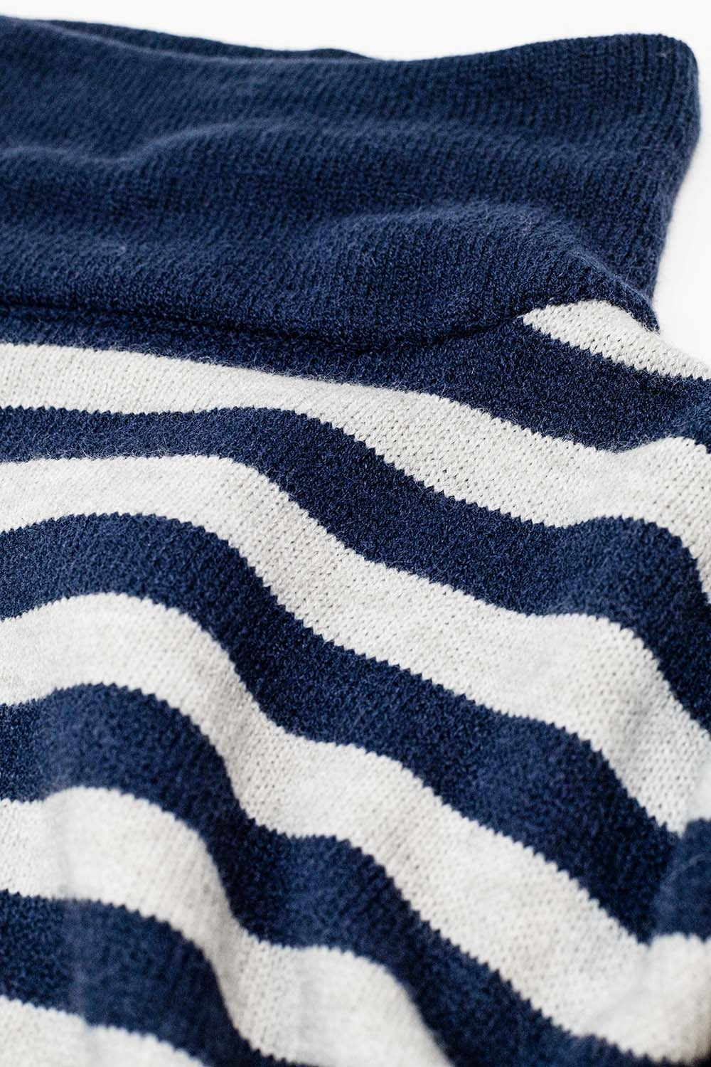 Oversized trui met hoge hals, vleermuisvleugels en strepen in marineblauw en grijs