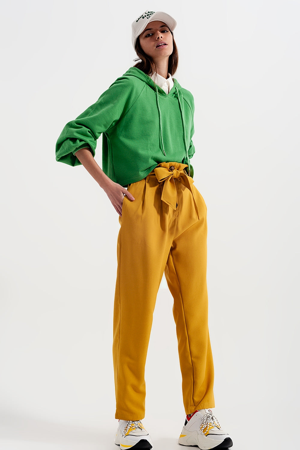 Calça paperbag de cintura subida com cinto em amarelo