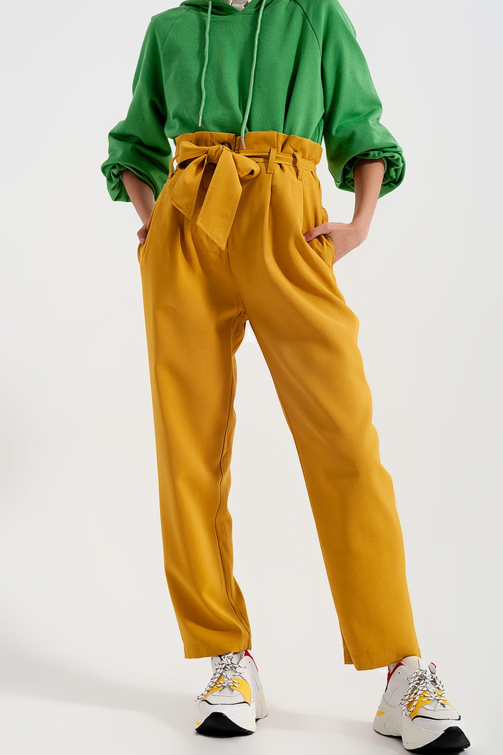 Calça paperbag de cintura subida com cinto em amarelo
