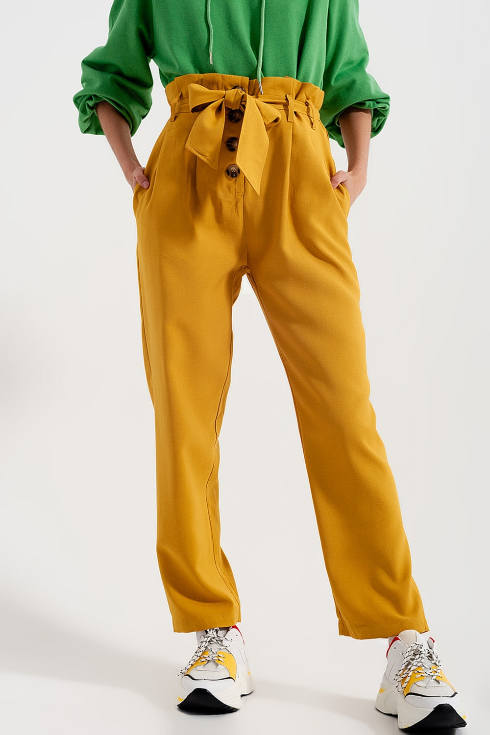 Calça paperbag de cintura subida com cinto em amarelo