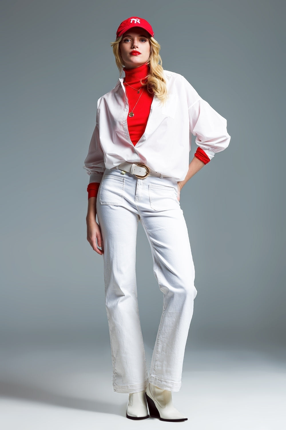 jeans flare com bolsos frontais de cintura subida em branco