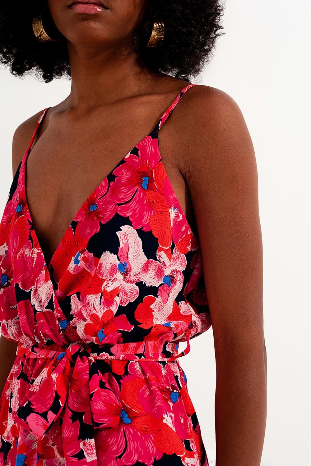 Vestido curto rosa choque com estampado de flores e alças