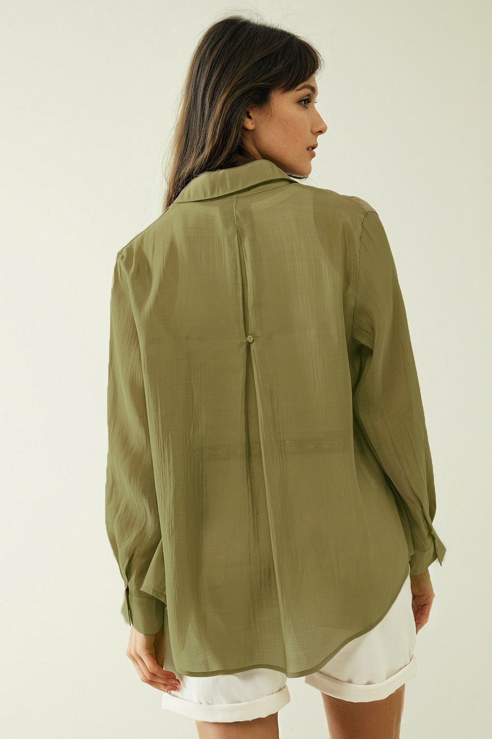 Camisa de chiffon caqui com mangas compridas e um bolso no peito
