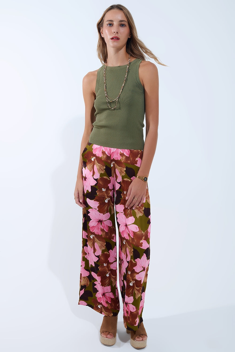 Blusa caqui com decote em bico e canelado confortável