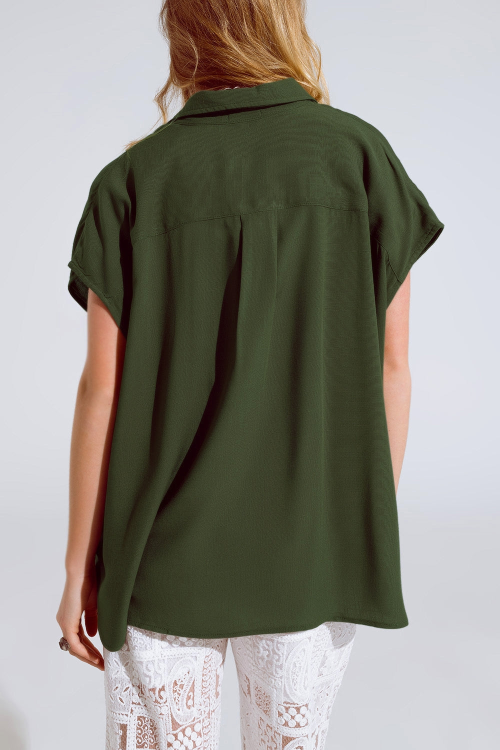 Blusa caqui com botões e gola polo