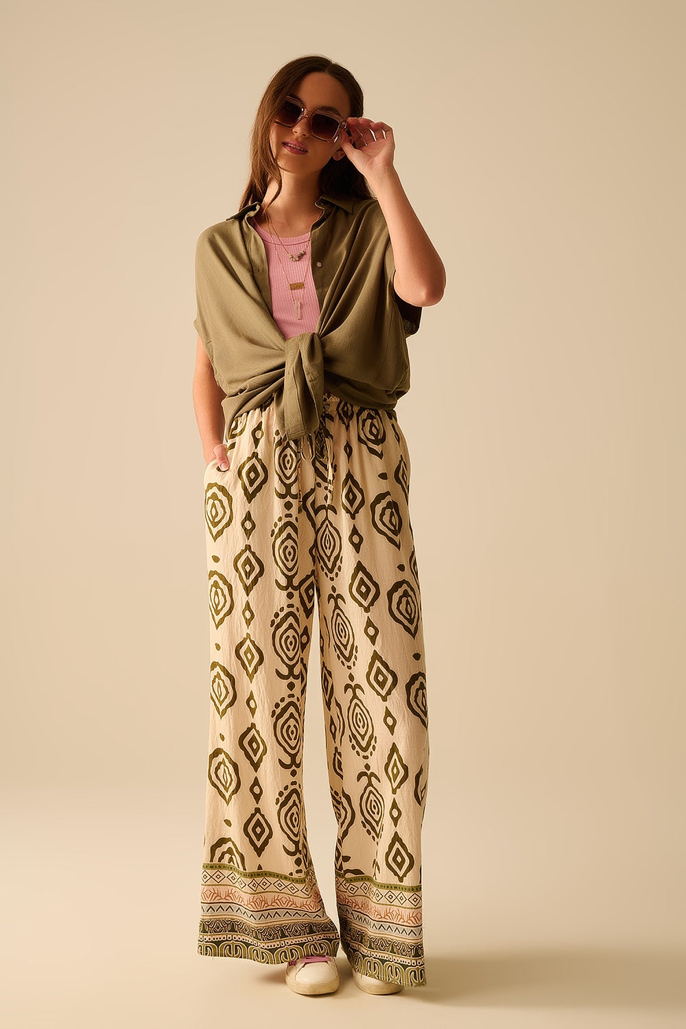 Calça caqui com estampado boho e perna larga