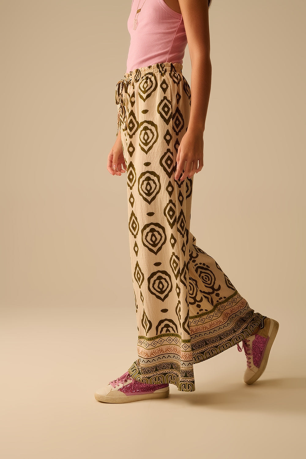 Calça caqui com estampado boho e perna larga