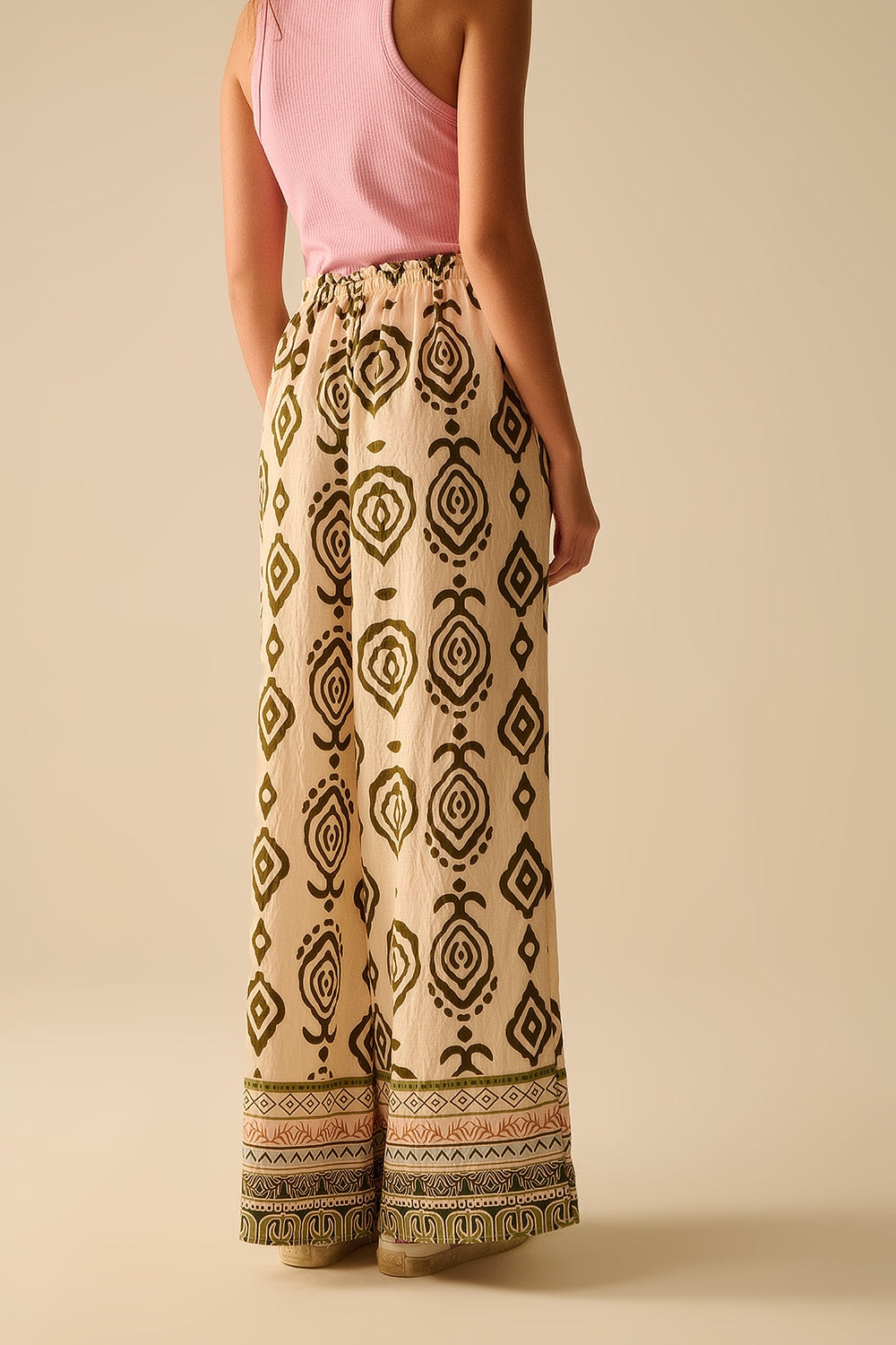 Calça caqui com estampado boho e perna larga