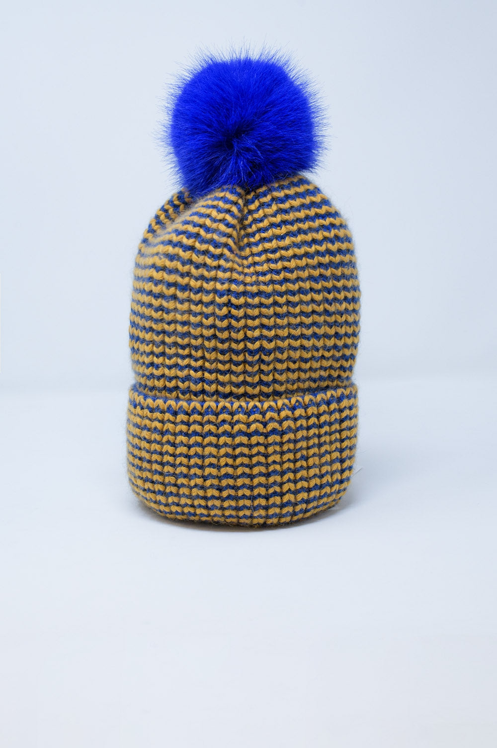 Gebreide muts met pompon in blauw en geel