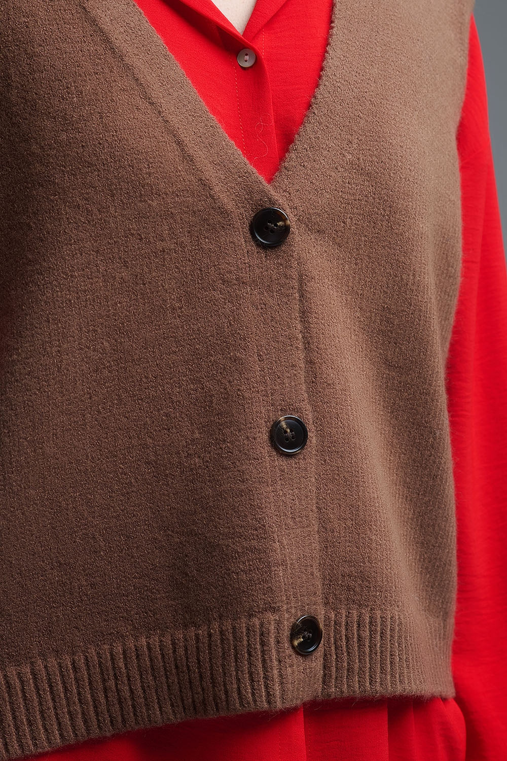 Gebreid cropped vest in chocoladebruin