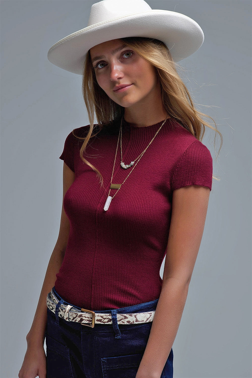 Q2 Knitted Rib Featherweight Tuckable sweater in Burgundy