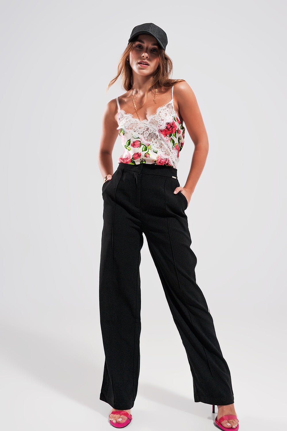 Camisola em cetim com acabamento em renda e estampado de rosas