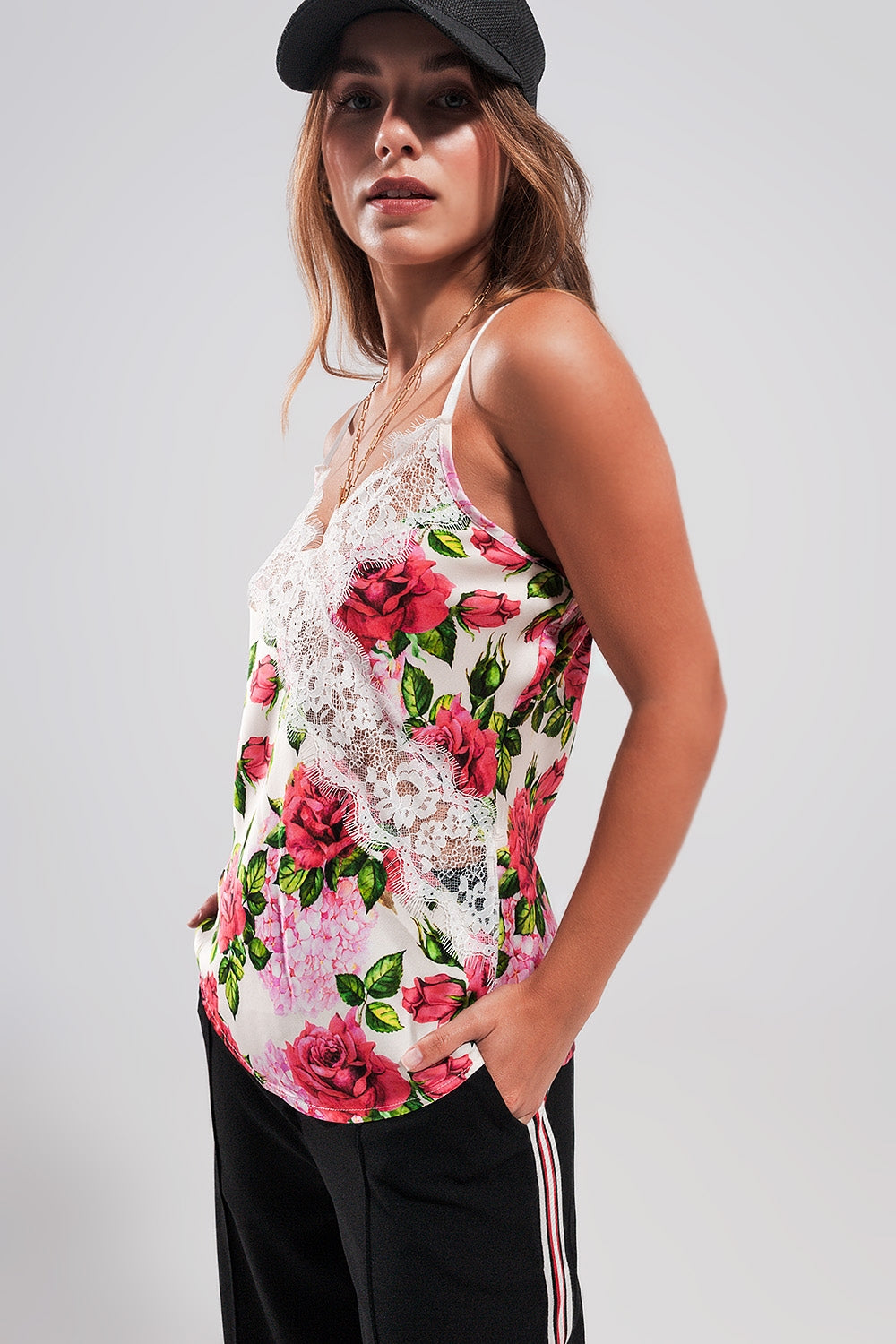 Camisola em cetim com acabamento em renda e estampado de rosas