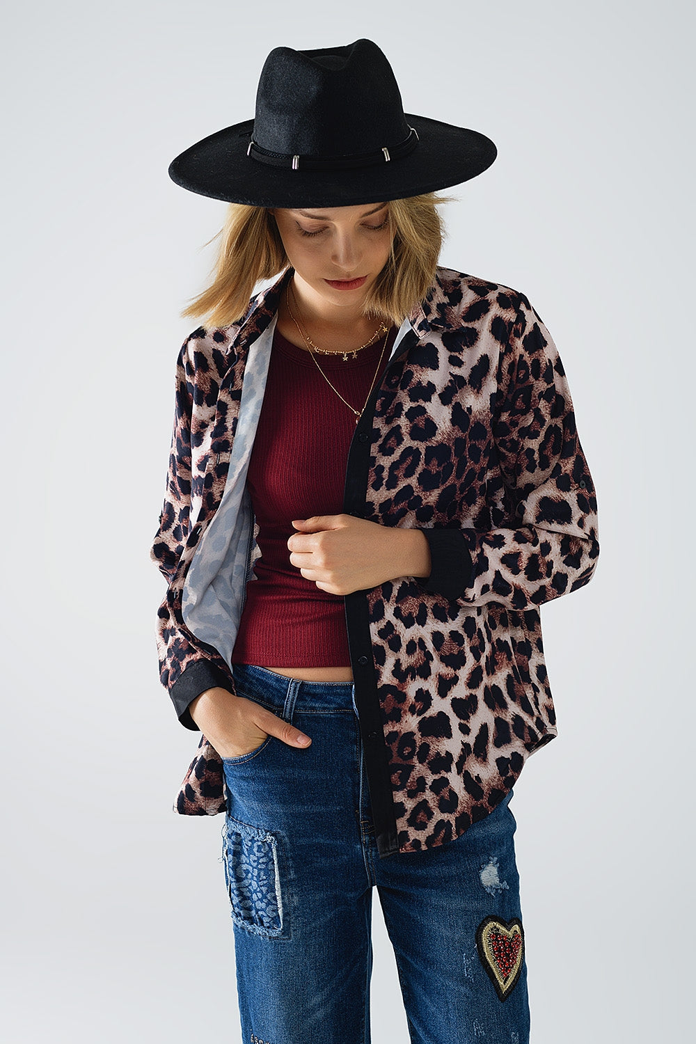 camisa de leopardo com detalhe em cetim preto