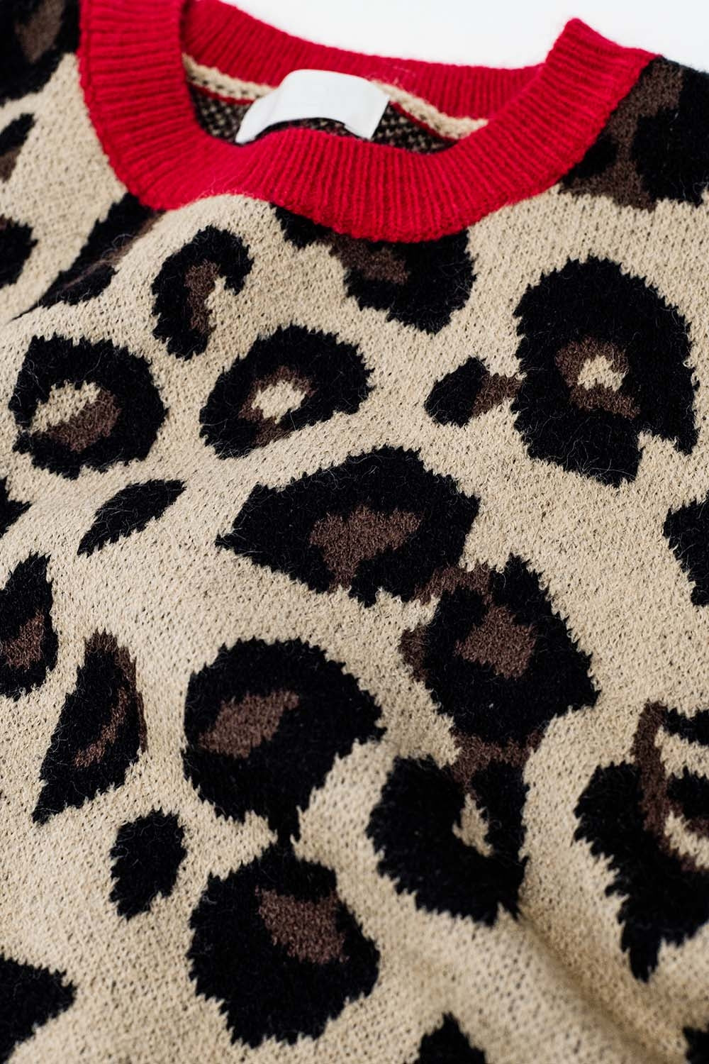 Camisola de leopardo com detalhe vermelho na gola e nas mangas