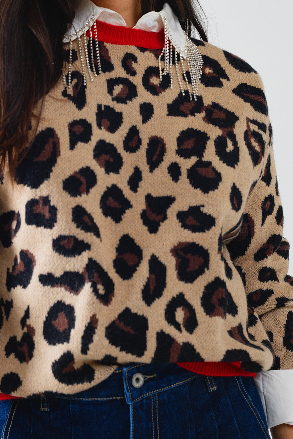 Camisola de leopardo com detalhe vermelho na gola e nas mangas