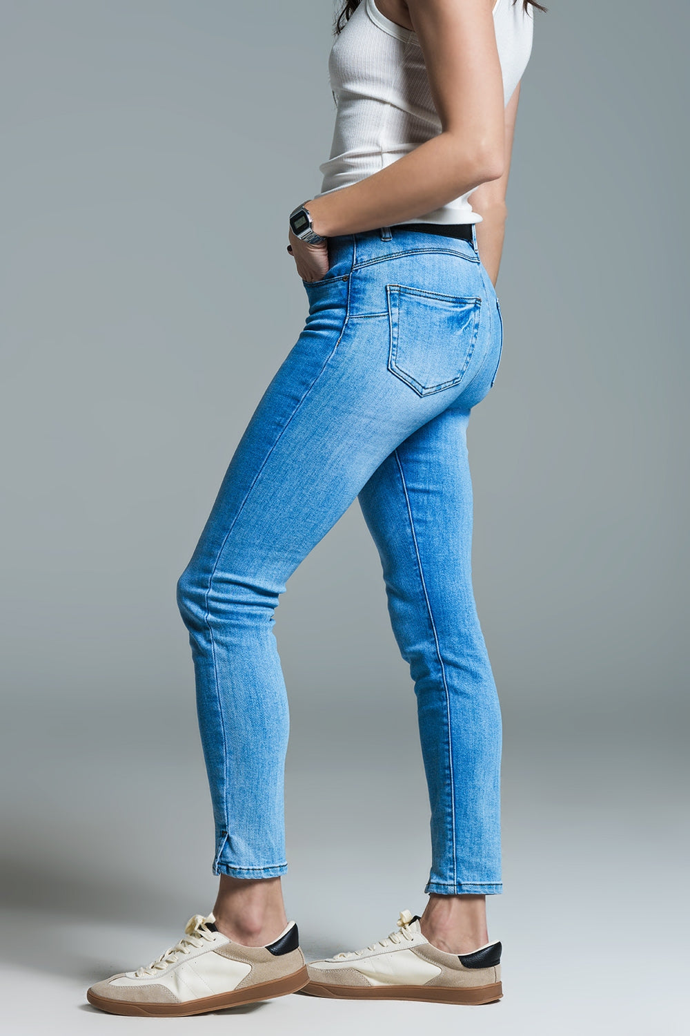 Calças de ganga skinny básicas azul claro com fenda curta na bainha