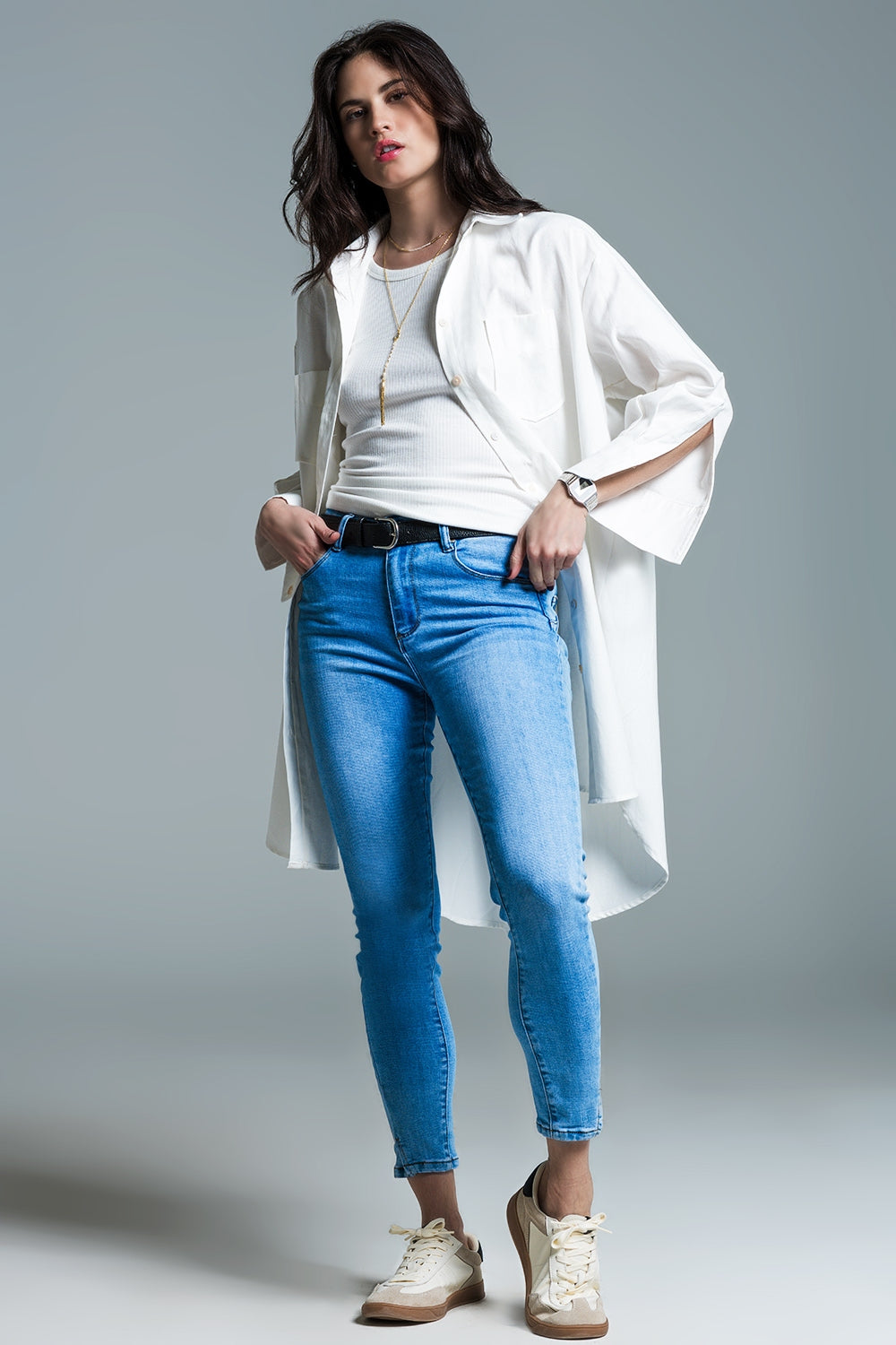 Calças de ganga skinny básicas azul claro com fenda curta na bainha