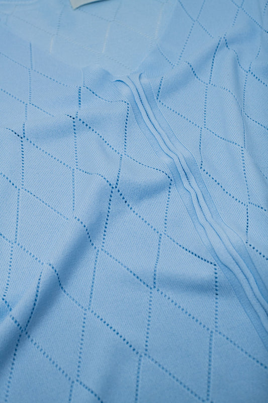 Camisola azul clara de manga curta com estampado argyle