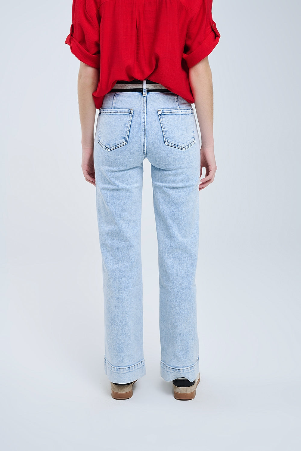 Light wash jeans with wide leg and pockets