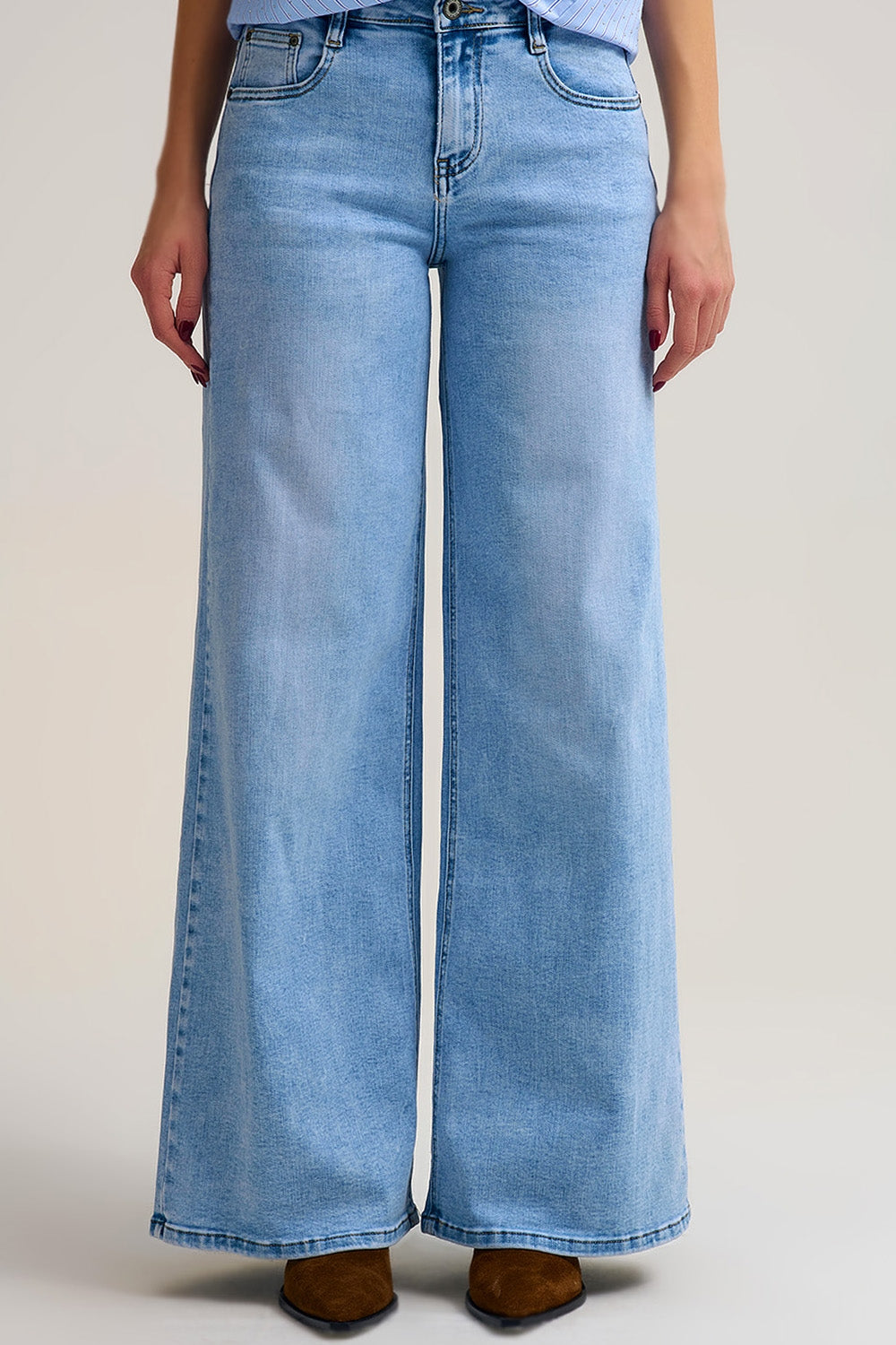 Q2 Light Wash Wide-Leg Jeans in Stretch Denim