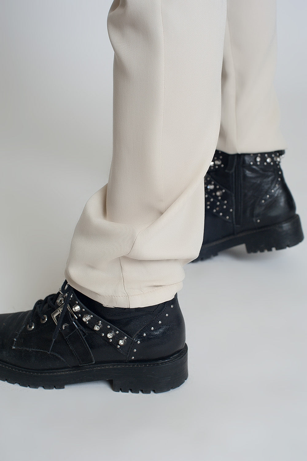 Calça leve com atilhos na cintura na cor bege
