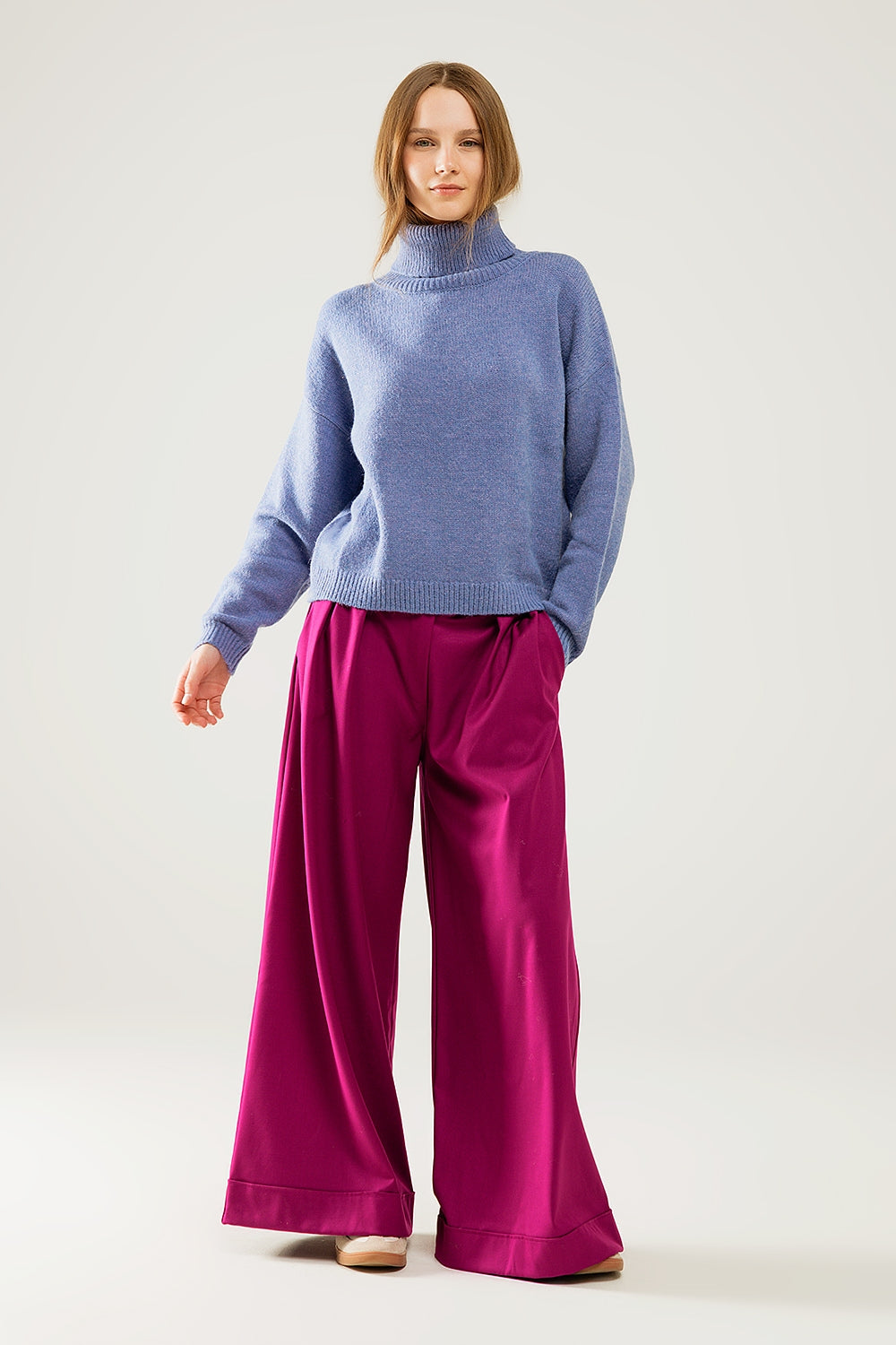 Losse blauwe trui met afhangende mouwen